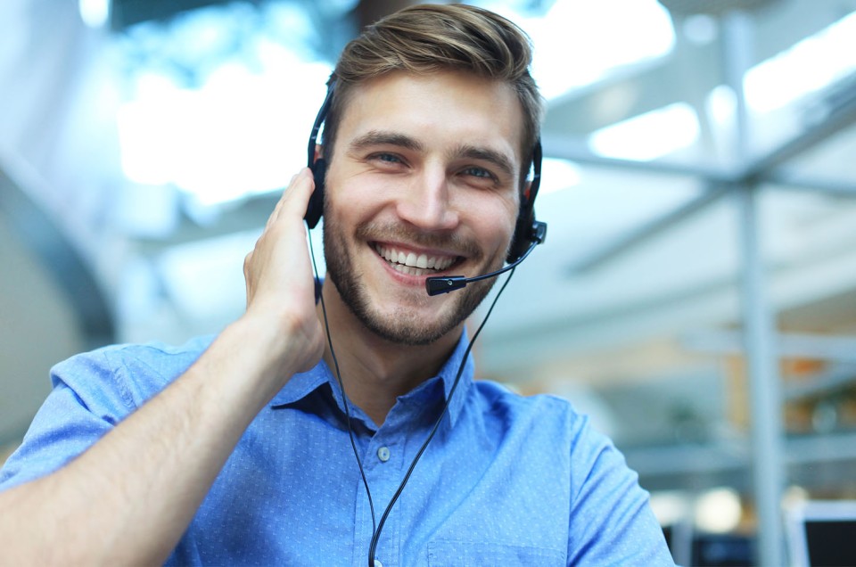 Service Kollege lächelt freundlich